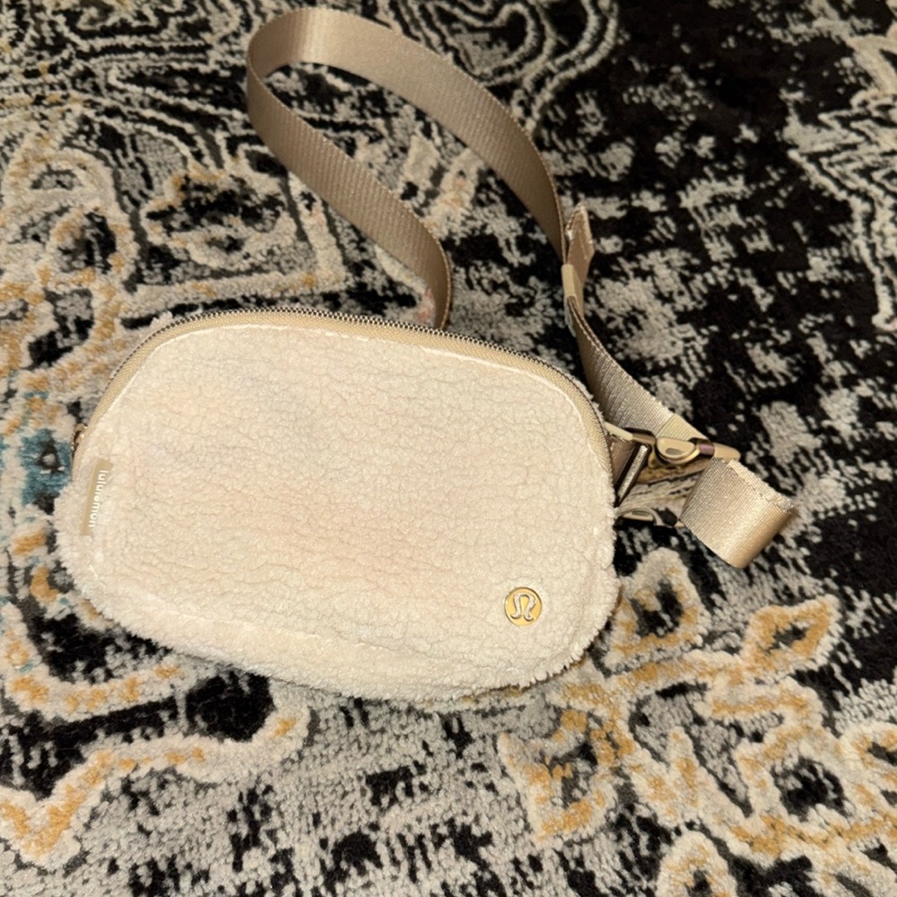 Lululemon everywhere belt bag 1L